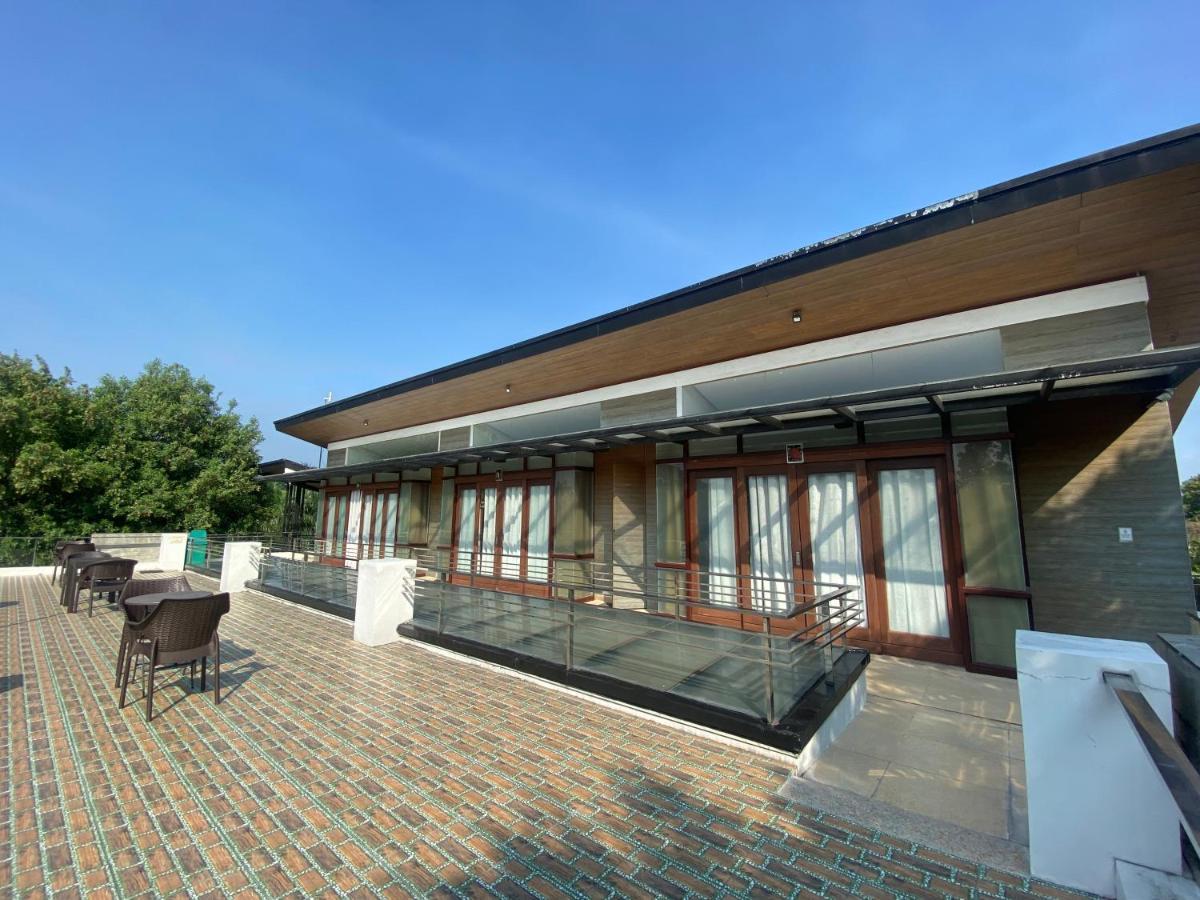 Floating Sanctuary Resort Powered By Cocotel Bulacan Екстер'єр фото